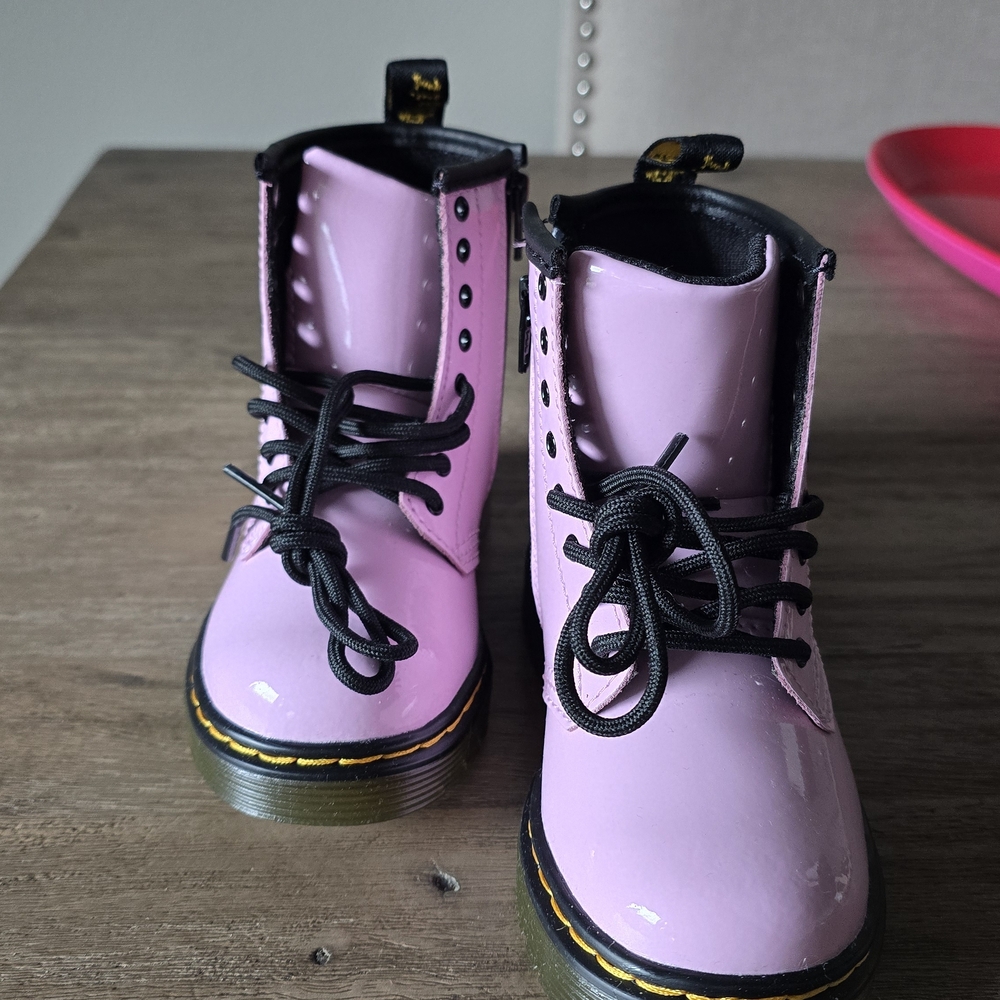 Dr. Martens Kids Boots in Pink and Black - Picture 2 of 3